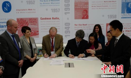 在2017年伦敦书展第一天上午,上海世纪出版集团副总裁毛文涛和Collins Learning 总经理科林·休斯签约。苏贻鸣 摄 在2017年伦敦书展第一天上午,上海世纪出版集团副总裁毛文涛和Collins Learning 总经理科林·休斯签约。苏贻鸣 摄