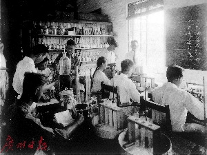 当年,岭南大学农学院的学生正在进行土壤分析实验,农学院正是靠着钟荣光先生奔波筹款才建立起来的。 当年,岭南大学农学院的学生正在进行土壤分析实验,农学院正是靠着钟荣光先生奔波筹款才建立起来的。