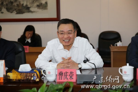 广东省侨办党组书记曾庆荣在座谈会上讲话。