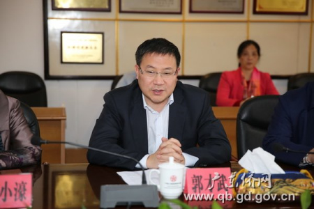 珠海市委常委、统战部长郭才武在座谈会上讲话。 珠海市委常委、统战部长郭才武在座谈会上讲话。