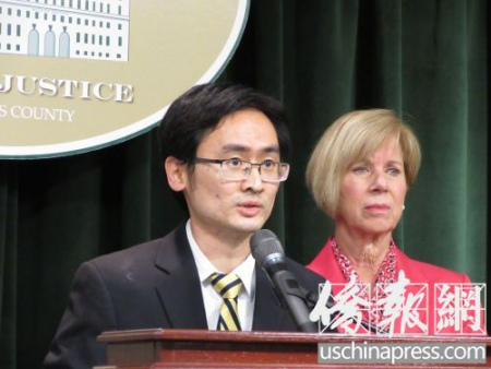 被害夫妇的儿子王宇璿（左）请求人们提供线索。（美国《侨报》/翁羽 摄）