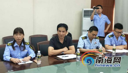 海南省公安厅派驻省食药监管局警官刘利龙(左二)向媒体通报案件查处情况。南海网记者姜飞摄