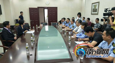 广州狮马龙药业有限公司负责人(左)向海南省食药监管局及媒体记者介绍近两年的维权经历，并向省食药监管局表示感谢。南海网记者姜飞摄