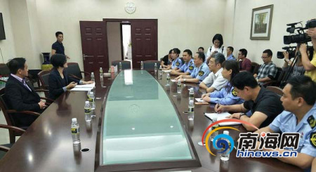 广州狮马龙药业有限公司负责人(左)向海南省食药监管局及媒体记者介绍近两年的维权经历,并向省食药监管局表示感谢。南海网记者姜飞摄 广州狮马龙药业有限公司负责人(左)向海南省食药监管局及媒体记者介绍近两年的维权经历,并向省食药监管局表示感谢。南海网记者姜飞摄