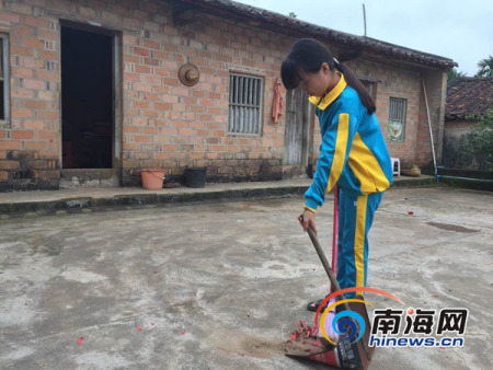 冯静怡放学后在家里打扫卫生。南海网记者 高鹏 摄