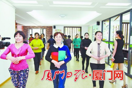 一股全民学国际礼仪的热潮在湖里蔓延开来。( 郭婧 摄) 一股全民学国际礼仪的热潮在湖里蔓延开来。( 郭婧 摄)