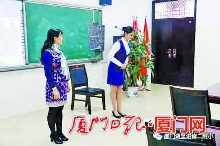 湖里进修二附小的老师参加礼仪培训课。(供图/湖里区) 湖里进修二附小的老师参加礼仪培训课。(供图/湖里区)