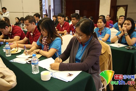 中外青年代表参加青年创业家的交流讲座。中国青年网记者开可 摄