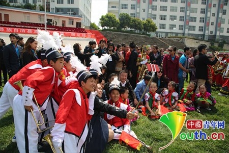 青年代表与鹿阜小学学生自拍。中国青年网记者开可 摄
