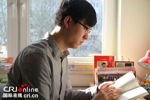 哈师大留学生孙伟峰在宿舍阅读波兰语书籍。
