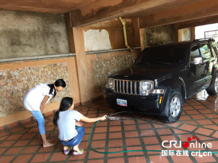 孩子们洗车，被冯女士偷拍。（冯女士供图）