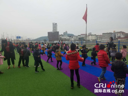 3月16日清晨，江阴镇的孩子们在跟老师做早操。（严和勇供图）