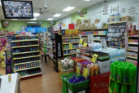 迷你市场灯光明亮,排列整齐。(马来西亚《星洲日报》) 迷你市场灯光明亮,排列整齐。(马来西亚《星洲日报》)