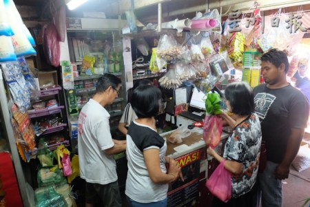 传统杂货店，卖的是人情味。（马来西亚《星洲日报》）