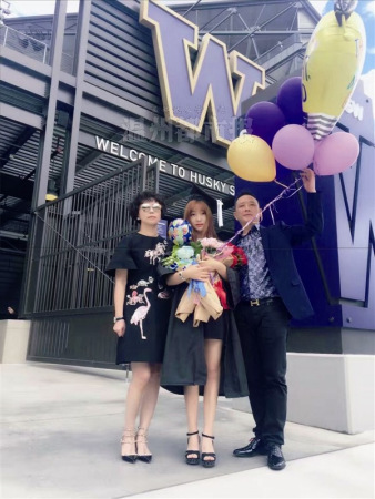 陈笑啸与父母一起 陈笑啸与父母一起