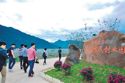 游客到赤溪村参观游览。 　　资料照片