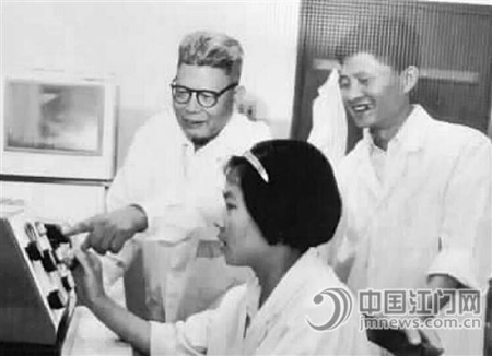 薛社普在指导年轻人做实验。 薛社普在指导年轻人做实验。