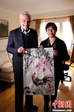 麦家廉夫妇接受<a target='_blank' href='http://www.chinanews.com/'>中新社</a>加拿大分社赠送的礼物。<a target='_blank' href='http://www.chinanews.com/'>中新社</a>记者 余瑞冬 摄 麦家廉夫妇接受<a target='_blank' href='http://www.chinanews.com/'>中新社</a>加拿大分社赠送的礼物。<a target='_blank' href='http://www.chinanews.com/'>中新社</a>记者 余瑞冬 摄