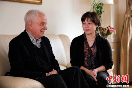 临行前,加拿大新任驻华大使约翰·麦家廉(John McCallum)与华裔夫人林秀英到访位于多伦多的<a target='_blank' href='http://www.chinanews.com/'>中新社</a>加拿大分社并接受专访。<a target='_blank' href='http://www.chinanews.com/'>中新社</a>记者 余瑞冬 摄 临行前,加拿大新任驻华大使约翰·麦家廉(John McCallum)与华裔夫人林秀英到访位于多伦多的<a target='_blank' href='http://www.chinanews.com/'>中新社</a>加拿大分社并接受专访。<a target='_blank' href='http://www.chinanews.com/'>中新社</a>记者 余瑞冬 摄
