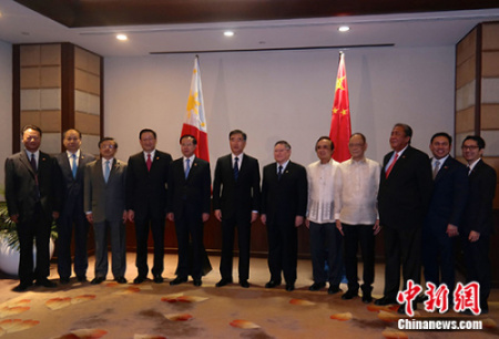 会谈开始前，汪洋一行与多明计斯等人合影。 <a target='_blank' href='http://www.chinanews.com/'>中新社</a>记者 张明 摄