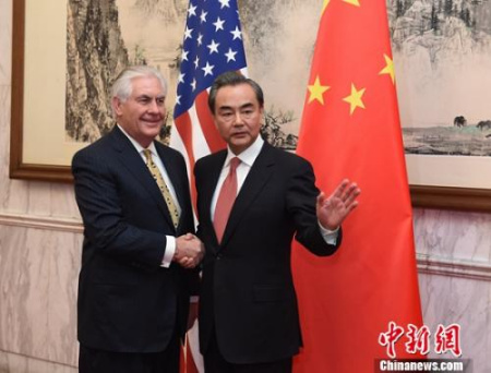 3月18日，中国外交部部长王毅（右）在北京欢迎来访的美国国务卿蒂勒森。<a target='_blank' href='http://www.chinanews.com/'>中新社</a>发 侯宇 摄