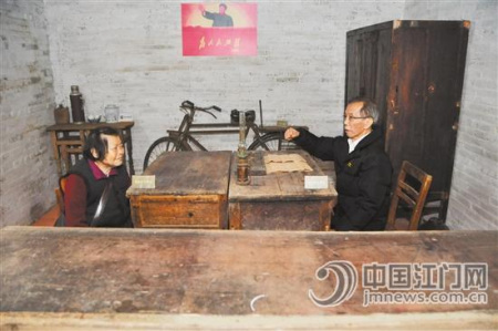 两名老社干重回当年工作的办公室参观。 两名老社干重回当年工作的办公室参观。