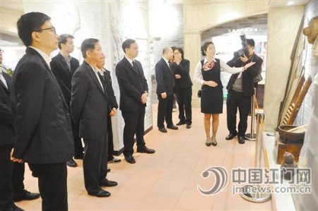 领导嘉宾参观展馆。 领导嘉宾参观展馆。