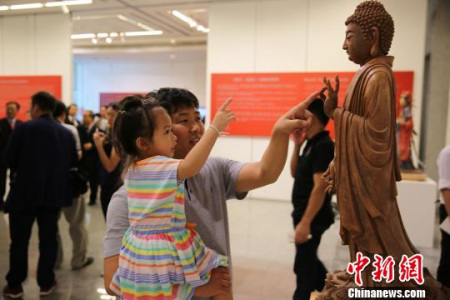一位观众带女儿参观展览 王国安 摄 一位观众带女儿参观展览 王国安 摄