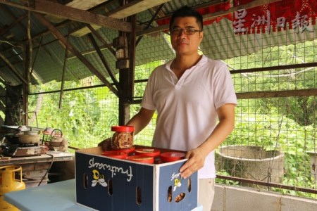 陈川荣协助制作花生饼之余，也负责市场工作，力求增加销售额。（马来西亚《星洲日报》）