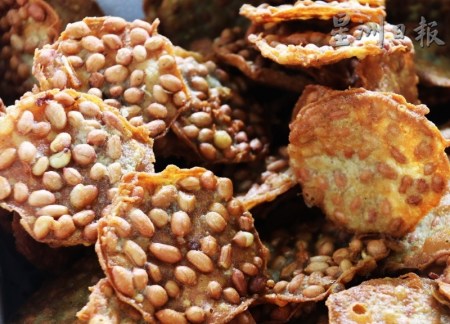 每片花生饼皆布满逾30颗花生豆，不因成本上升而减少分量。（马来西亚《星洲日报》）