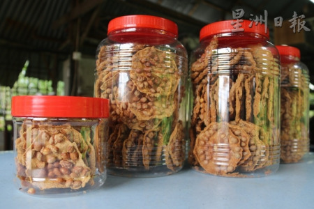 除了提供给咖啡店零售,为了应付土产店的需求,而推出小罐装的花生饼。(马来西亚《星洲日报》) 除了提供给咖啡店零售,为了应付土产店的需求,而推出小罐装的花生饼。(马来西亚《星洲日报》)