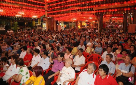 韮菜芭城隍庙152场酬神大戏昨晚掀开序幕,首场的演出就吸引超过千名观众捧场。 韮菜芭城隍庙152场酬神大戏昨晚掀开序幕,首场的演出就吸引超过千名观众捧场。