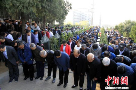 海内外400余名洪派太极拳传人神情肃穆，向祖师墓行三鞠躬礼，纪念祖师洪均生诞辰110周年。　沙见龙 摄