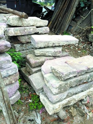 旧建材市场成堆的旧石板。 旧建材市场成堆的旧石板。