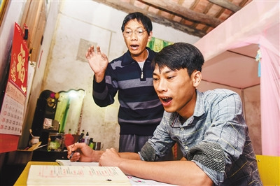 吴光明帮儿子吴志平认真备课,这是父子俩几乎每晚都要进行的“必修课”。 吴光明帮儿子吴志平认真备课,这是父子俩几乎每晚都要进行的“必修课”。