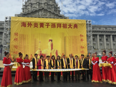 侨领、华人、华侨代表在精美的祈福画卷上签名,祈福国泰民安,世界和平。(美国《世界日报》/黄少华 摄) 侨领、华人、华侨代表在精美的祈福画卷上签名,祈福国泰民安,世界和平。(美国《世界日报》/黄少华 摄)