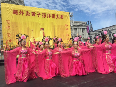 拜祖大典现场精彩的歌舞演出。(美国《世界日报》/黄少华 摄) 拜祖大典现场精彩的歌舞演出。(美国《世界日报》/黄少华 摄)
