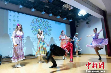 图为两国学生共同表演歌舞。　王舒 摄