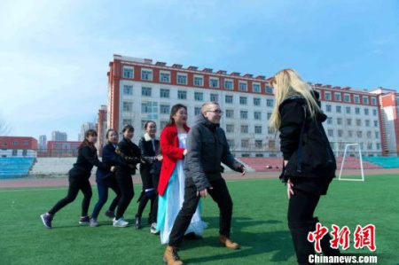 图为两国学生一同做中国游戏。 王舒 摄 图为两国学生一同做中国游戏。 王舒 摄