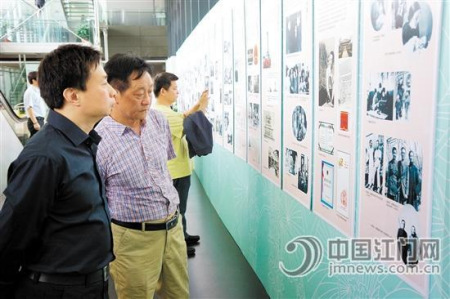 嘉宾参观“一门三院士 共筑中国梦”图片展。