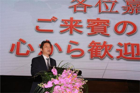 镇江市商务局局长路月中介绍镇江投资环境、重点项目推介。