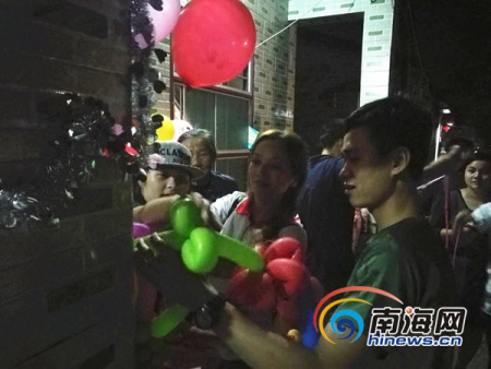 万宁十元微爱团给孤儿小爱做过生日前的准备。南海网记者 高鹏 摄 万宁十元微爱团给孤儿小爱做过生日前的准备。南海网记者 高鹏 摄