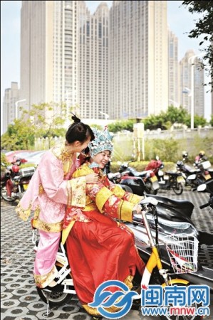 凤冠霞帔的新娘美如花。 凤冠霞帔的新娘美如花。