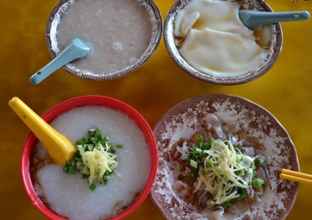 把西刀生鱼片(右下)生吃或浸泡在热腾腾的白粥里(左下)，再配上花生糖水(左上)和豆花，堪称一顿平民大餐。