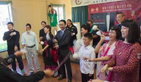 现场嘉宾与来宾互动 现场嘉宾与来宾互动