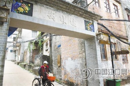墟顶街的牌坊得以恢复,牌坊上还增添了灰雕。 墟顶街的牌坊得以恢复,牌坊上还增添了灰雕。
