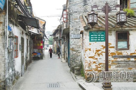 古色古香的路灯,突出了墟顶岭南古建筑特色。 古色古香的路灯,突出了墟顶岭南古建筑特色。