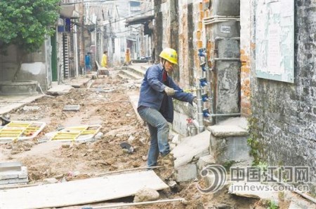 目前，33墟街新盛街路面修复正在加紧进行。