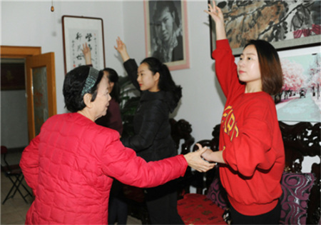 3月20日，省河北梆子剧院青年演员拜访齐花坦老师，图为齐花坦老师亲自指导青年演员排练。相春霞摄