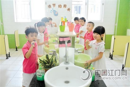 “小小牙刷手中拿,小朋友们把牙刷……”每当刷牙时,小朋友们都会想起这首《小牙刷》。 “小小牙刷手中拿,小朋友们把牙刷……”每当刷牙时,小朋友们都会想起这首《小牙刷》。